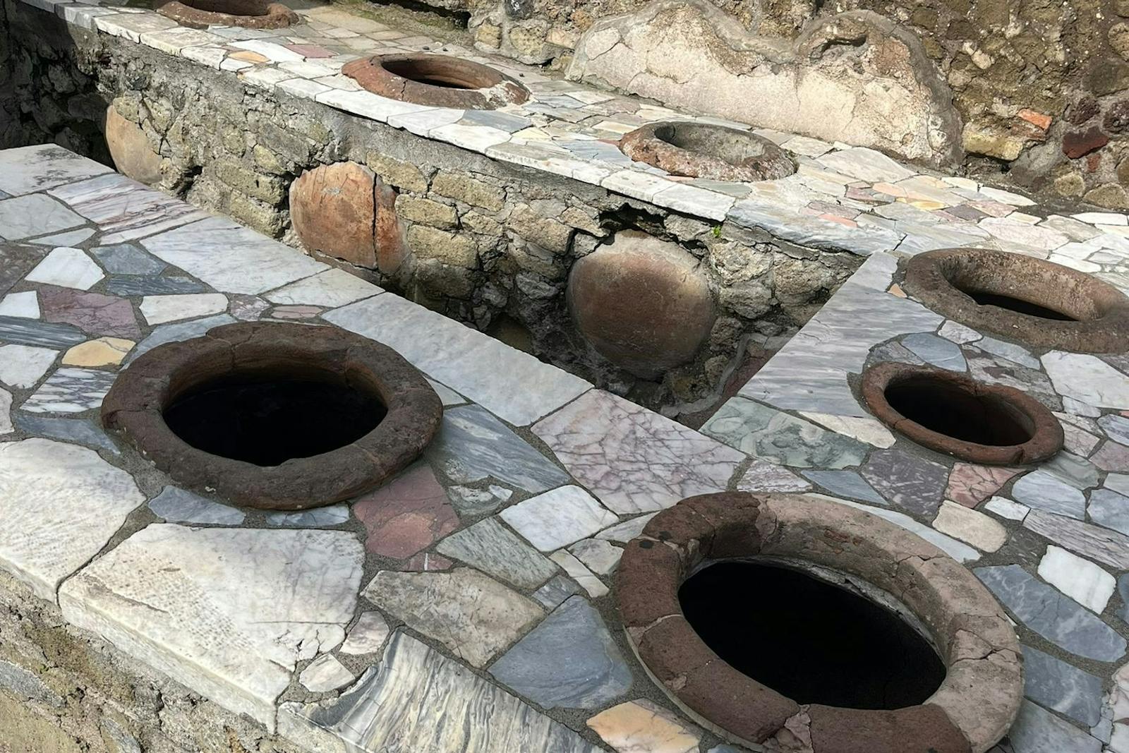 Gamle offentlige steintoaletter i Herculaneum