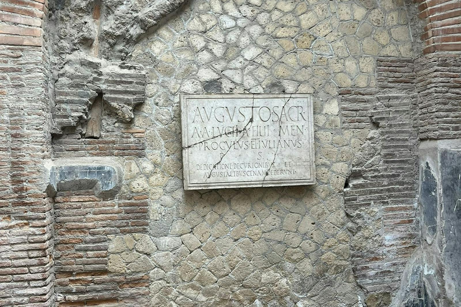 Latinsk inskripsjon på gammel vegg i Herculaneum