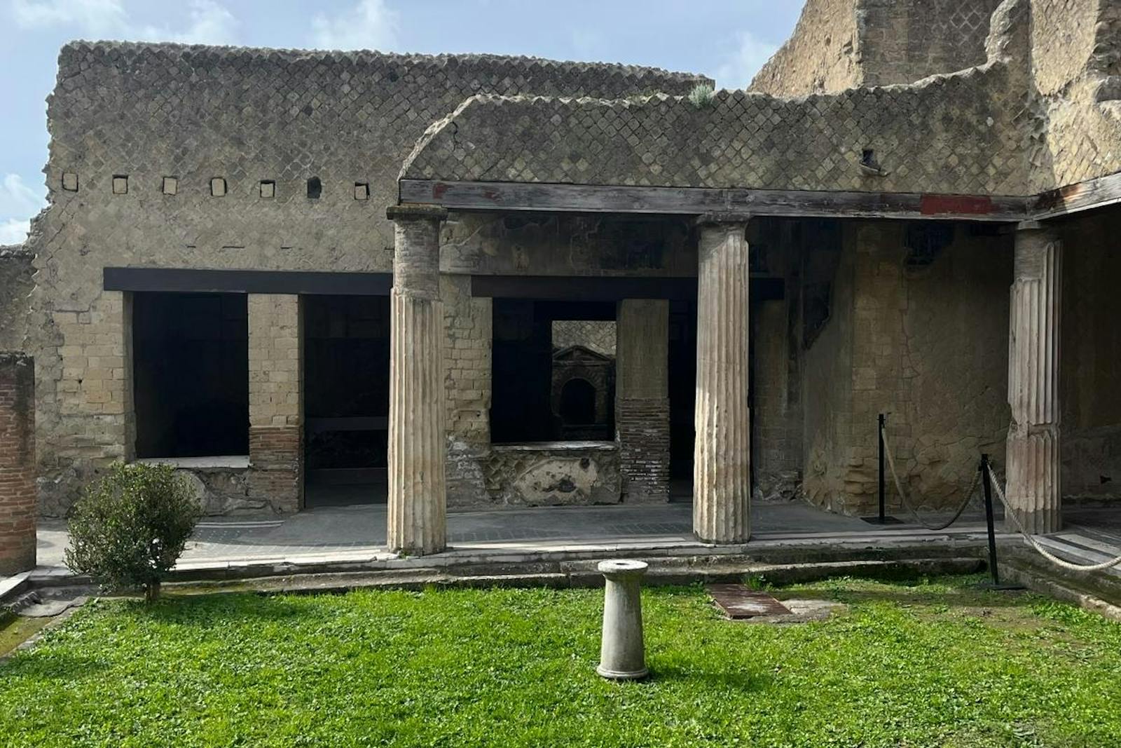 Utsikt over de antikke ruinene i Herculaneum og hagen