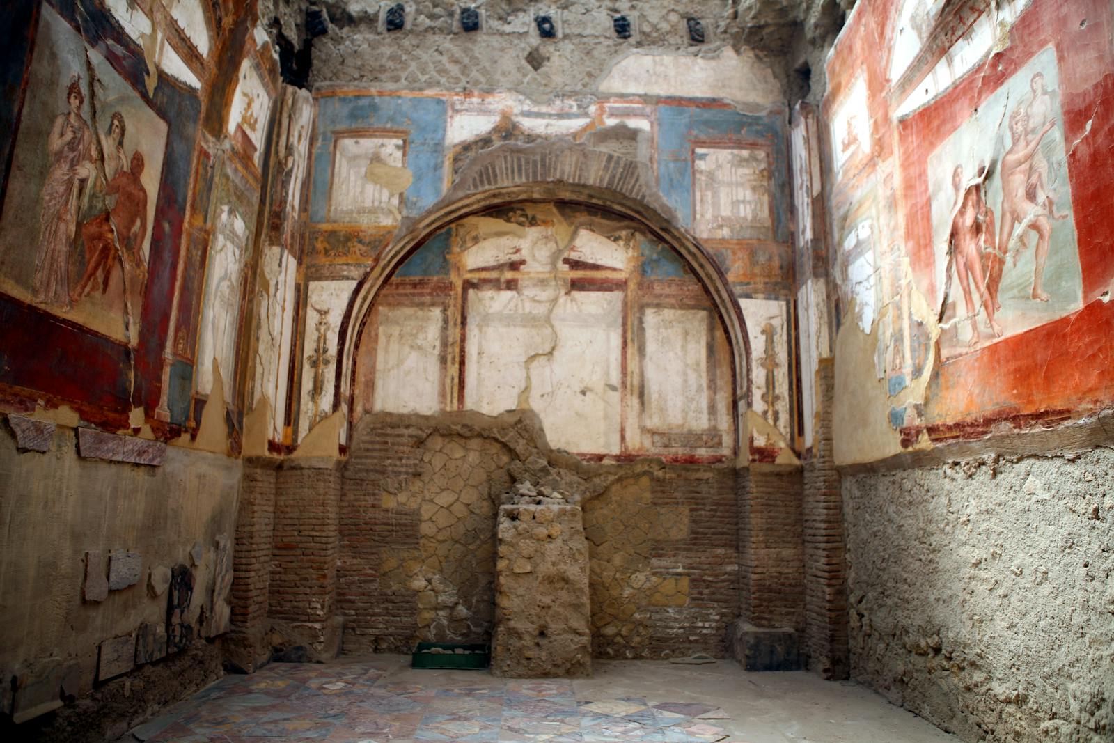 Kolorowe malowidła ścienne w sali w Herculaneum