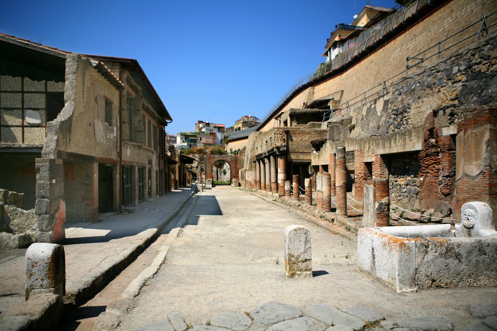 Widok na zachowaną starożytną ulicę w Herculaneum