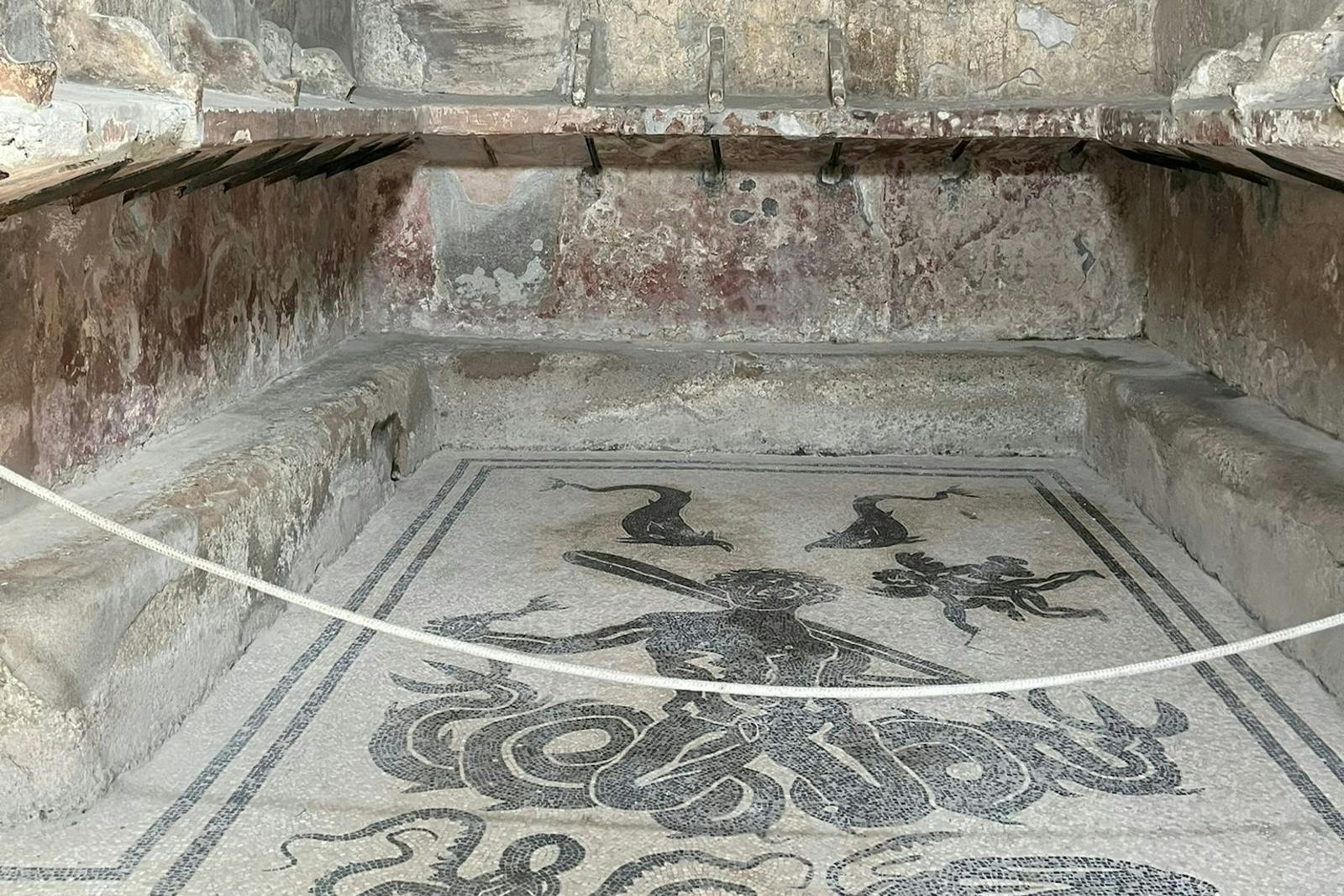 Mitologiczna mozaika podłogowa w willi w Herculanieum