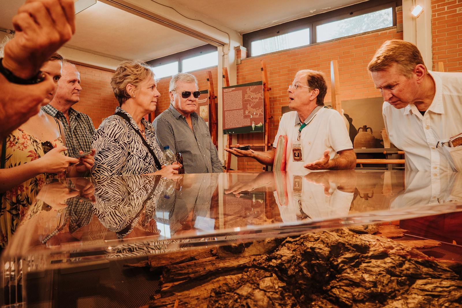 Uważni turysci słuchający przewodnika w Herculaneum