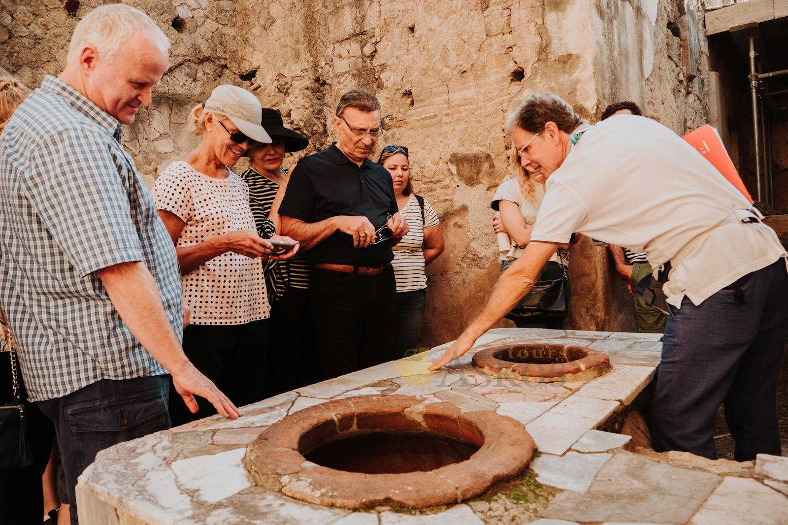 Turistguide förklarar antika ugnar i Herculaneum