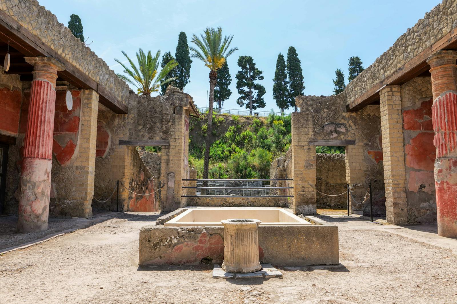 Vy över den restaurerade perystilen i ruinerna i Herculaneum